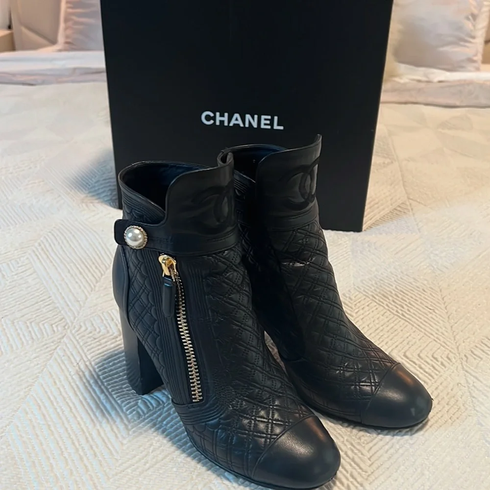 Rare, beautiful soft leather Chanel boots with pearl detail. Size 7.5. - Picture 3 of 6